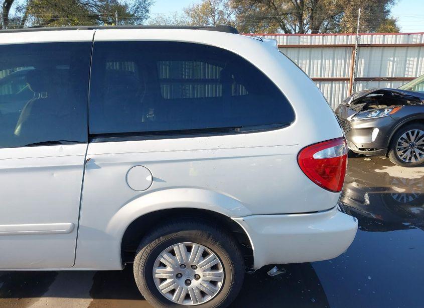 Photo 19 of 2005 Chrysler Town & COUNTRY LX (VIN 2C4GP44R75R398265)