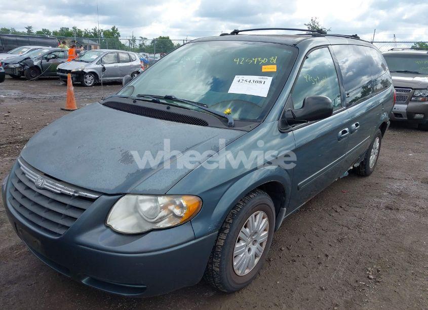 Photo 2 of 2005 Chrysler Town & COUNTRY LX (VIN 2C4GP44RX5R126955)
