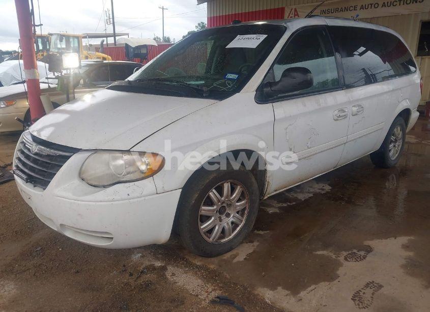 Photo 2 of 2005 Chrysler Town & COUNTRY LX (VIN 2C4GP44RX5R553178)