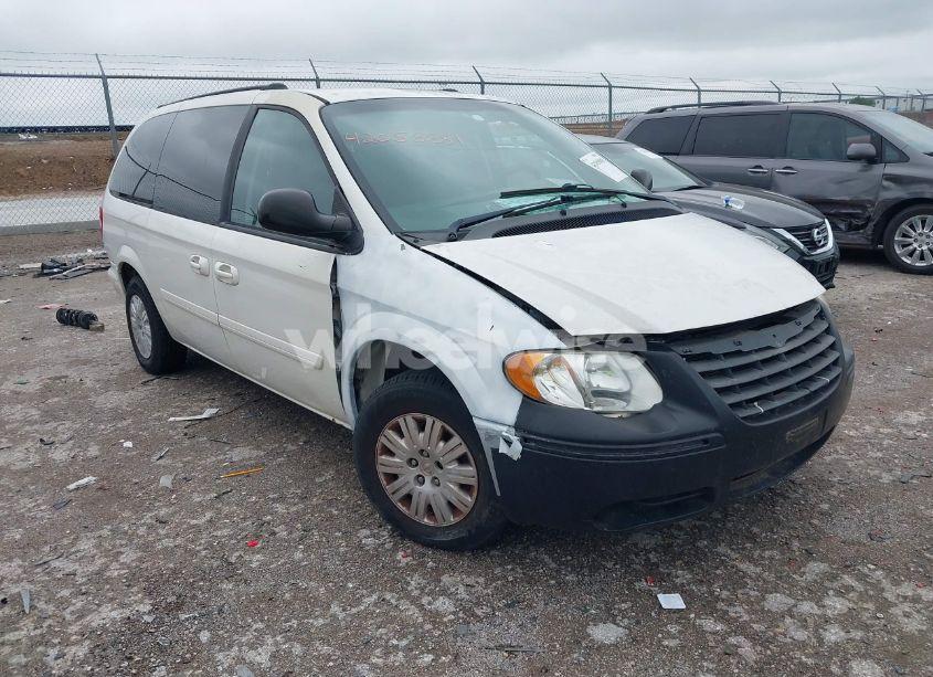 2005 Chrysler Town & COUNTRY LX (VIN 2C4GP44RX5R590022) main photo