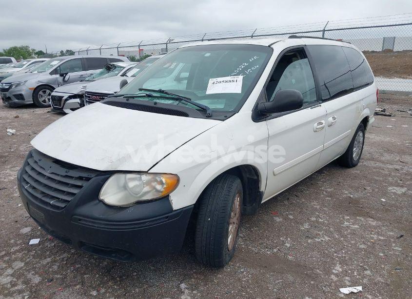 Photo 2 of 2005 Chrysler Town & COUNTRY LX (VIN 2C4GP44RX5R590022)