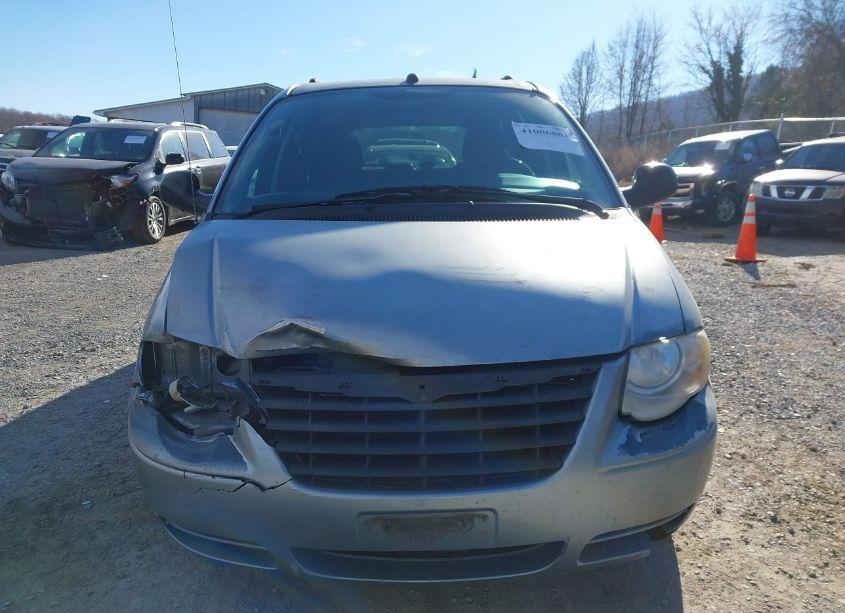 Photo 13 of 2005 Chrysler Town & COUNTRY LX (VIN 2C4GP44RX5R597309)