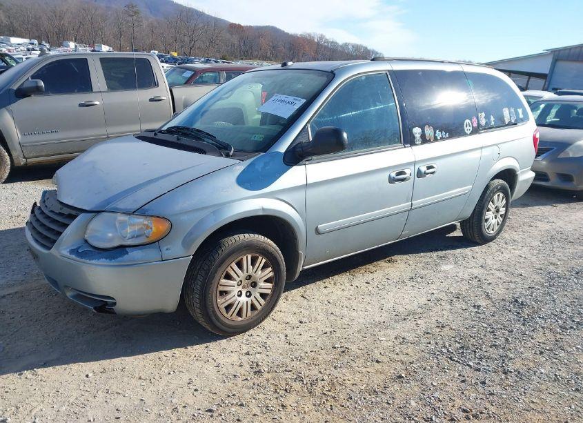 Photo 2 of 2005 Chrysler Town & COUNTRY LX (VIN 2C4GP44RX5R597309)