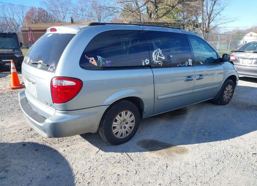 Photo 4 of 2005 Chrysler Town & COUNTRY LX (VIN 2C4GP44RX5R597309)