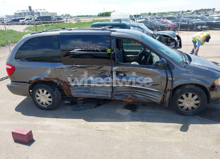 Photo 13 of 2004 Chrysler Town & COUNTRY TOURING (VIN 2C4GP54LX4R552726)