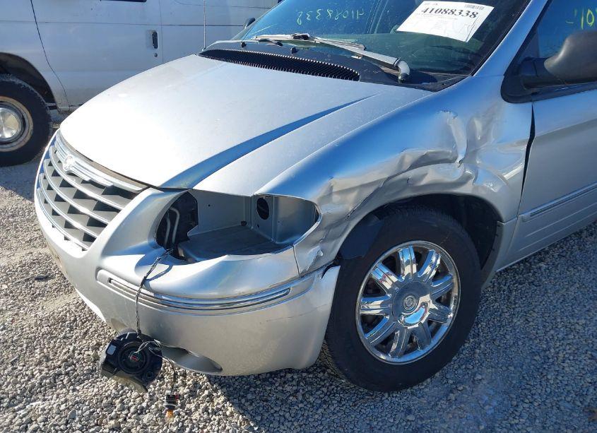 Photo 6 of 2005 Chrysler Town & COUNTRY LIMITED (VIN 2C4GP64L95R115999)