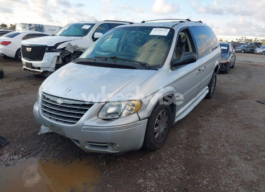 Photo 2 of 2005 Chrysler Town & COUNTRY LIMITED (VIN 2C4GP64LX5R294926)