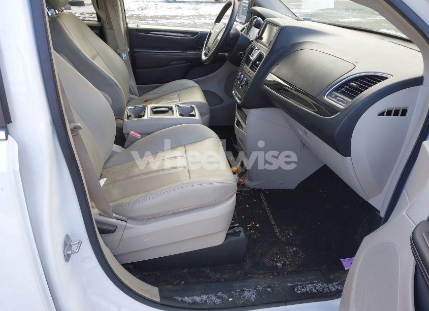 Photo 5 of 2015 Chrysler Town & COUNTRY LX (VIN 2C4RC1AG0FR676463)