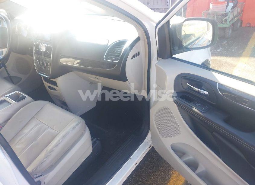 Photo 5 of 2015 Chrysler Town & COUNTRY LX (VIN 2C4RC1AG1FR678142)