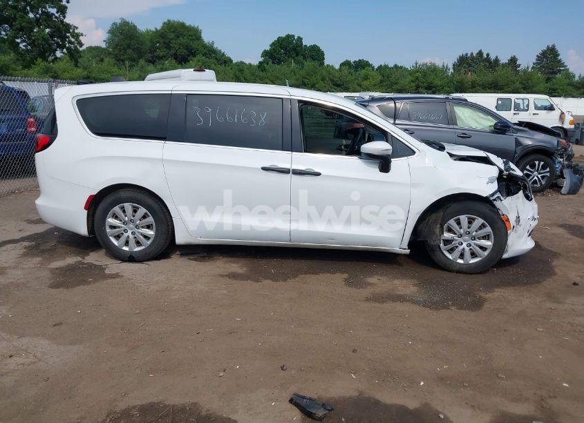 Photo 13 of 2018 Chrysler Pacifica L (VIN 2C4RC1AG3JR159022)