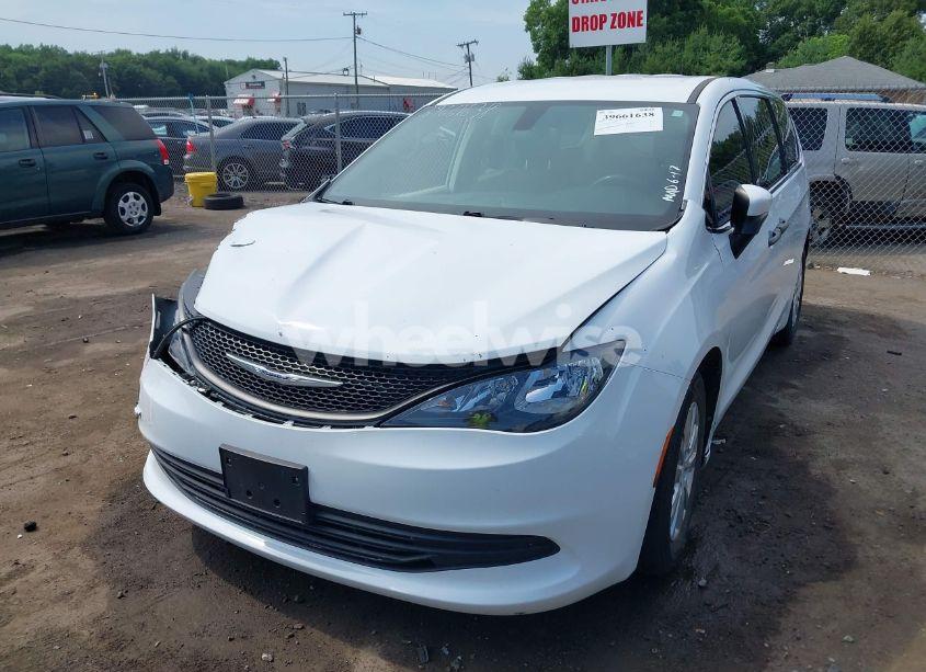 Photo 2 of 2018 Chrysler Pacifica L (VIN 2C4RC1AG3JR159022)