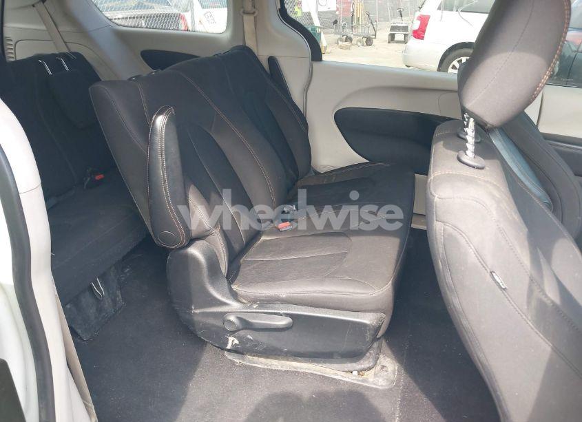 Photo 8 of 2018 Chrysler Pacifica L (VIN 2C4RC1AG3JR159022)