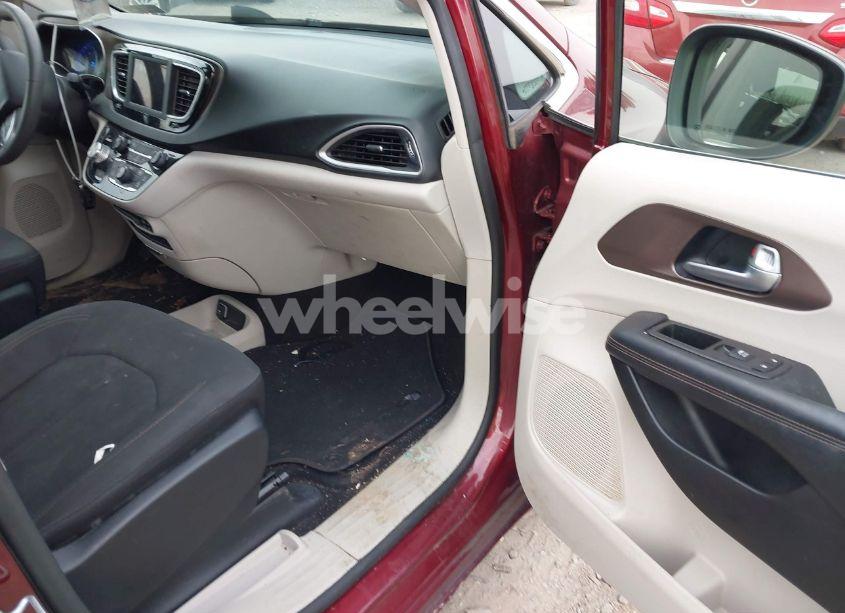 Photo 5 of 2018 Chrysler Pacifica L (VIN 2C4RC1AG7JR113094)