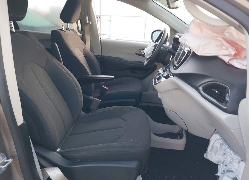 Photo 5 of 2018 Chrysler Pacifica L (VIN 2C4RC1AG7JR274898)