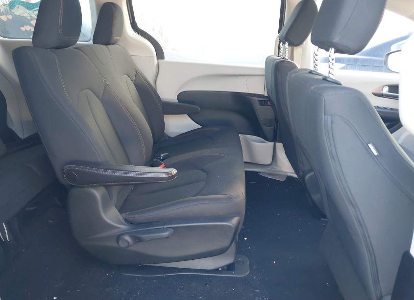 Photo 8 of 2018 Chrysler Pacifica L (VIN 2C4RC1AG7JR274898)