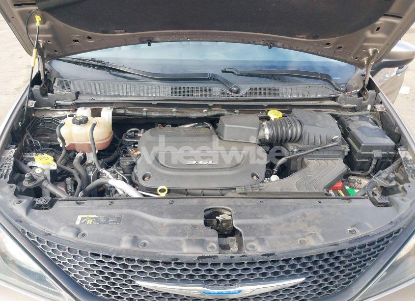 Photo 10 of 2018 Chrysler Pacifica L (VIN 2C4RC1AG8JR175121)