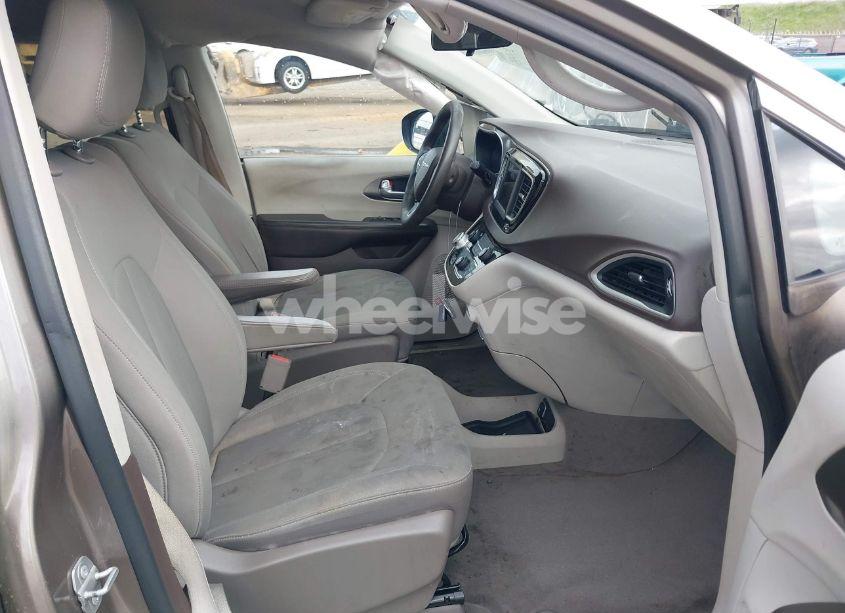 Photo 5 of 2018 Chrysler Pacifica L (VIN 2C4RC1AG8JR175121)