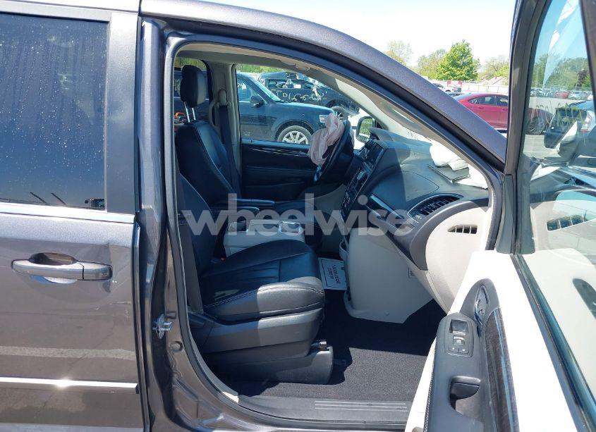 Photo 5 of 2015 Chrysler Town & COUNTRY LX (VIN 2C4RC1AG9FR676283)