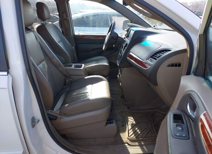 Photo 5 of 2015 Chrysler Town & COUNTRY LX (VIN 2C4RC1AGXFR675286)