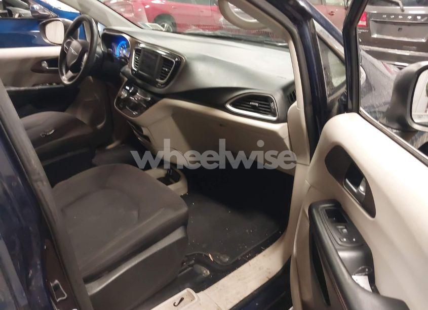 Photo 5 of 2018 Chrysler Pacifica L (VIN 2C4RC1AGXJR144789)