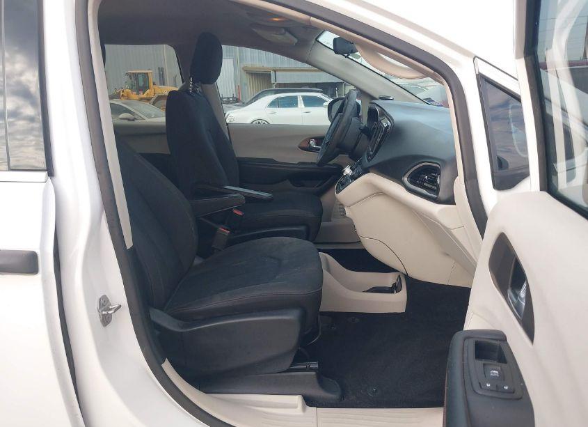 Photo 5 of 2018 Chrysler Pacifica L (VIN 2C4RC1AGXJR274684)