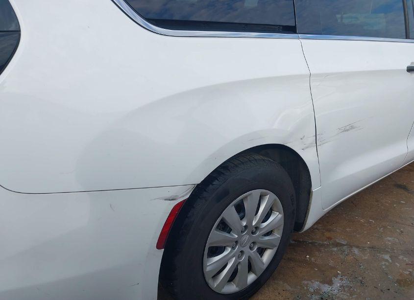 Photo 6 of 2018 Chrysler Pacifica L (VIN 2C4RC1AGXJR274684)