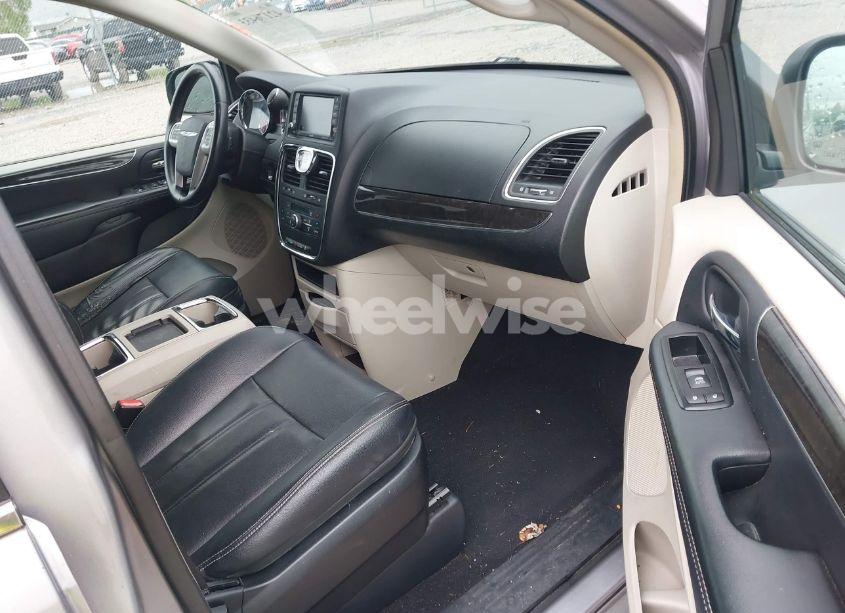 Photo 5 of 2014 Chrysler Town & COUNTRY TOURING (VIN 2C4RC1BG0ER247062)