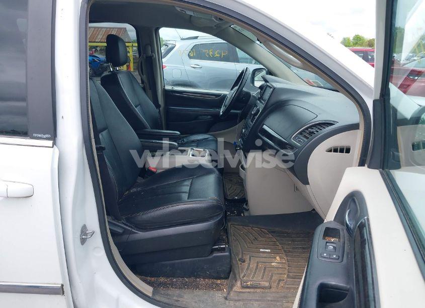 Photo 5 of 2014 Chrysler Town & COUNTRY TOURING (VIN 2C4RC1BG0ER255596)