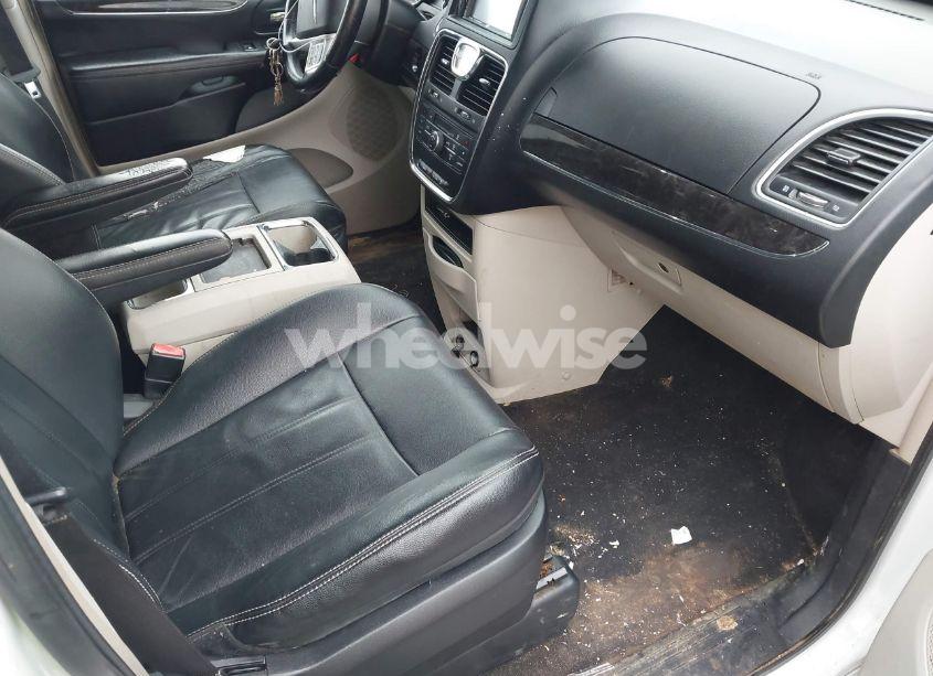 Photo 5 of 2014 Chrysler Town & COUNTRY TOURING (VIN 2C4RC1BG0ER383594)