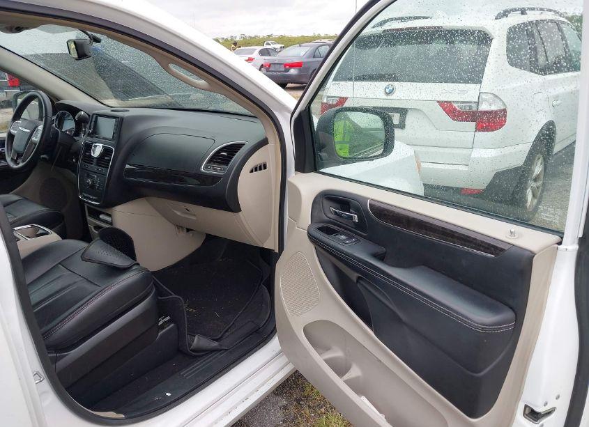 Photo 5 of 2015 Chrysler Town & COUNTRY TOURING (VIN 2C4RC1BG0FR544771)