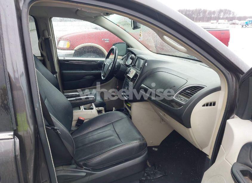 Photo 5 of 2015 Chrysler Town & COUNTRY TOURING (VIN 2C4RC1BG0FR546746)