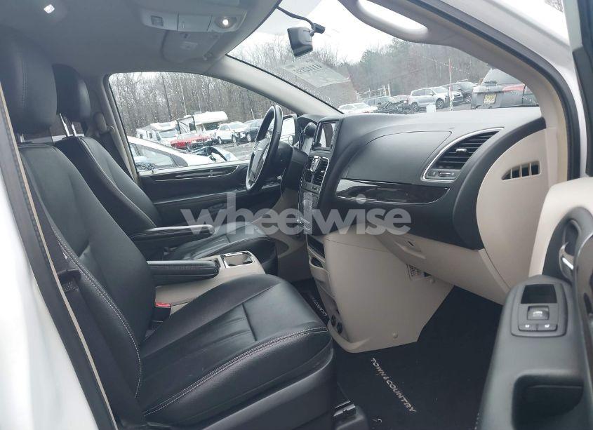 Photo 5 of 2016 Chrysler Town & COUNTRY TOURING (VIN 2C4RC1BG0GR127376)