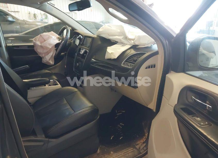 Photo 5 of 2016 Chrysler Town & COUNTRY TOURING (VIN 2C4RC1BG0GR150057)