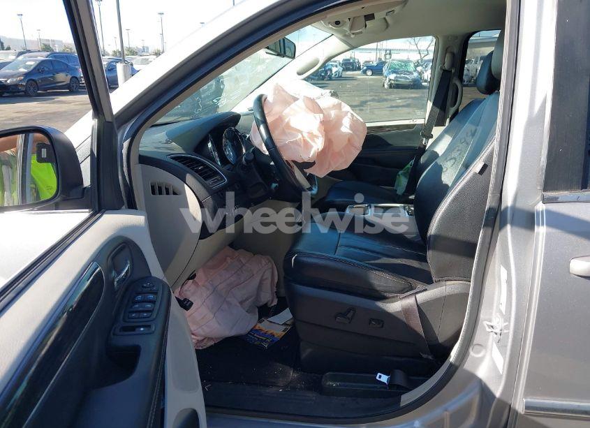 Photo 5 of 2016 Chrysler Town & COUNTRY TOURING (VIN 2C4RC1BG0GR188971)