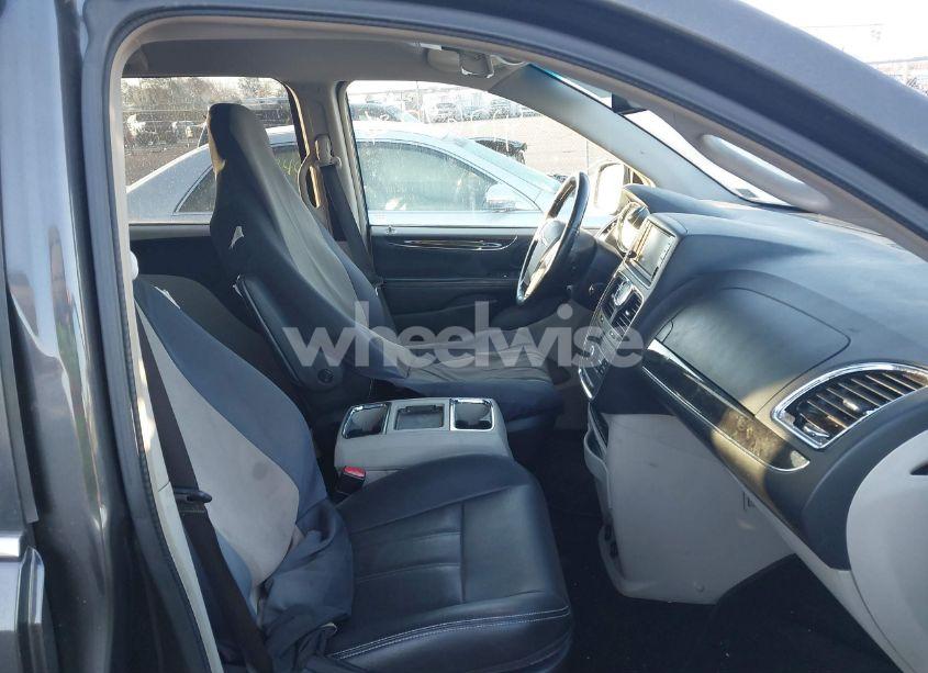 Photo 5 of 2016 Chrysler Town & COUNTRY TOURING (VIN 2C4RC1BG0GR291064)