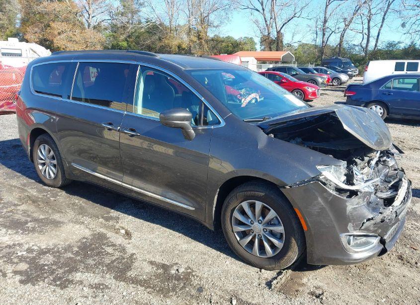 2017 Chrysler Pacifica TOURING-L (VIN 2C4RC1BG0HR523907) main photo