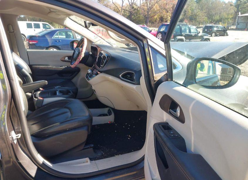 Photo 5 of 2017 Chrysler Pacifica TOURING-L (VIN 2C4RC1BG0HR523907)