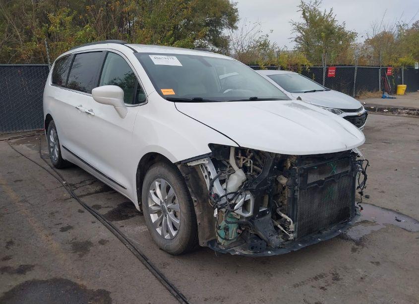 2017 Chrysler Pacifica TOURING-L (VIN 2C4RC1BG0HR702643) main photo