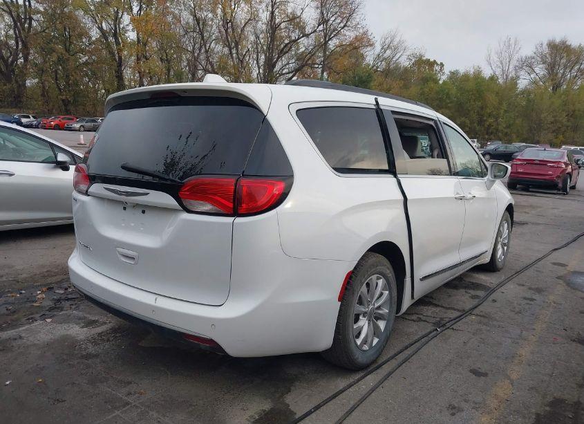 Photo 4 of 2017 Chrysler Pacifica TOURING-L (VIN 2C4RC1BG0HR702643)