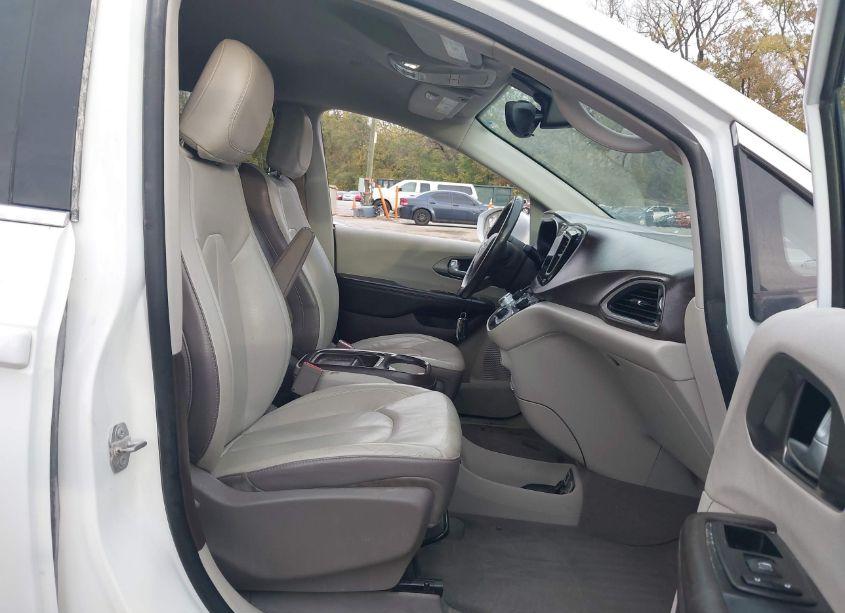 Photo 5 of 2017 Chrysler Pacifica TOURING-L (VIN 2C4RC1BG0HR702643)