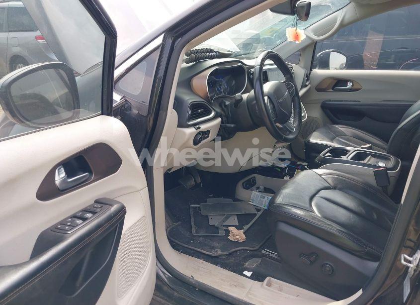 Photo 5 of 2017 Chrysler Pacifica TOURING-L (VIN 2C4RC1BG0HR704490)