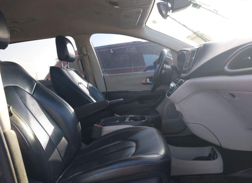 Photo 5 of 2018 Chrysler Pacifica TOURING L (VIN 2C4RC1BG0JR148848)