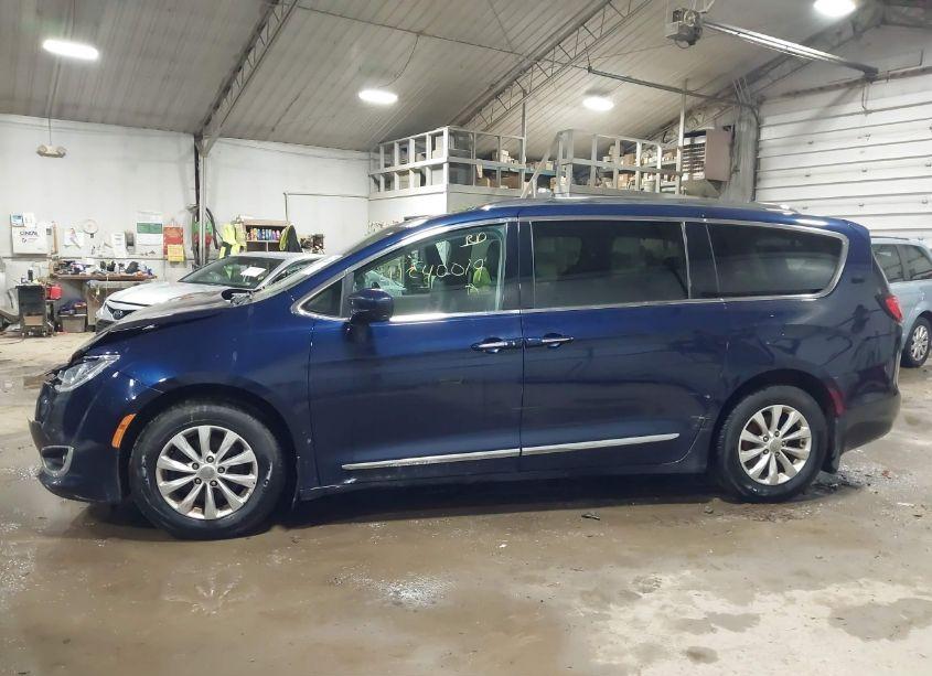 Photo 14 of 2018 Chrysler Pacifica TOURING L (VIN 2C4RC1BG0JR261845)