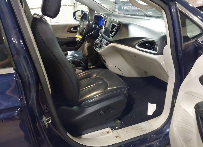 Photo 5 of 2018 Chrysler Pacifica TOURING L (VIN 2C4RC1BG0JR261845)