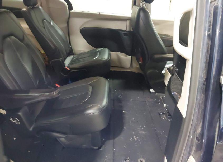 Photo 8 of 2018 Chrysler Pacifica TOURING L (VIN 2C4RC1BG0JR261845)