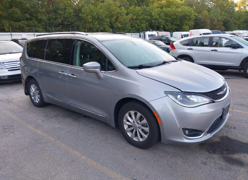 2018 Chrysler Pacifica TOURING L (VIN 2C4RC1BG0JR322739) main photo