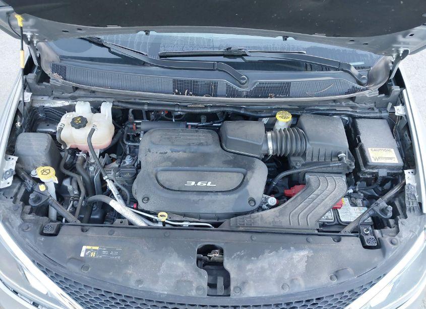 Photo 10 of 2018 Chrysler Pacifica TOURING L (VIN 2C4RC1BG0JR322739)