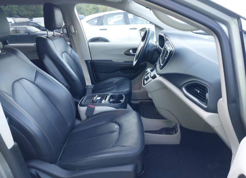 Photo 18 of 2018 Chrysler Pacifica TOURING L (VIN 2C4RC1BG0JR322739)