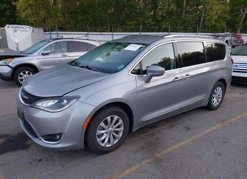 Photo 2 of 2018 Chrysler Pacifica TOURING L (VIN 2C4RC1BG0JR322739)