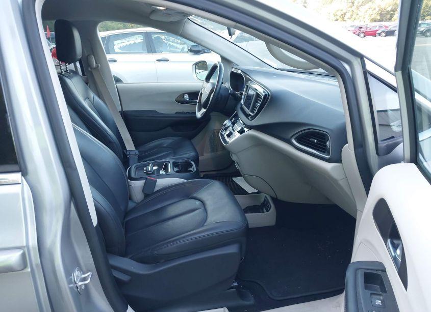 Photo 5 of 2018 Chrysler Pacifica TOURING L (VIN 2C4RC1BG0JR322739)